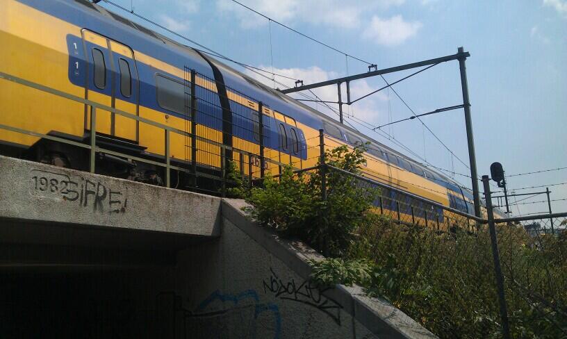 300 passagiers drie kwartier in afgesloten defecte trein bij Schiedam.Twee reizigers ter plekke behandeld.