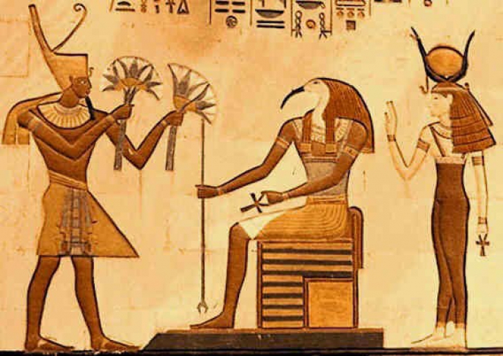 Hathor (rechts) met andere goden.
