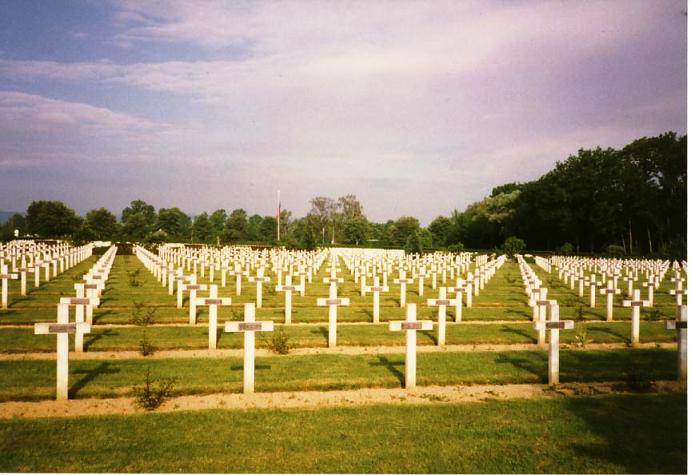 Op de oorlogsbegraafplaats Choloy-Menillot rusten 2072 Franse soldaten in individuele graven. Het oppervlak van de begraafplaats is 15000 m2.