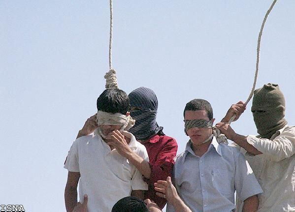 In Iran worden twee homo's opgehangen omdat ze seks met elkaar hadden (2007-07-17).
