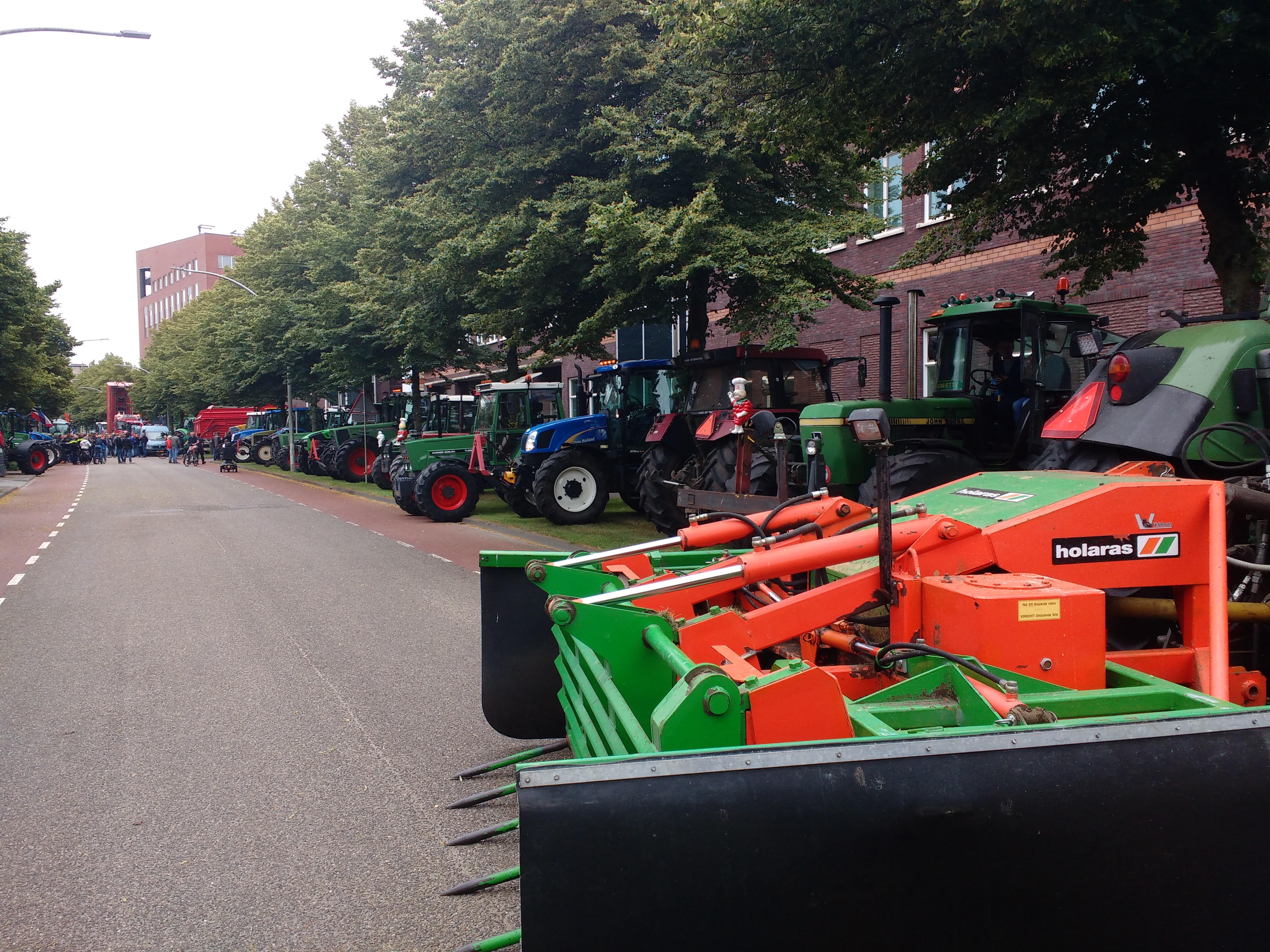 De tractoren staan voor het politiebureau geparkeerd.