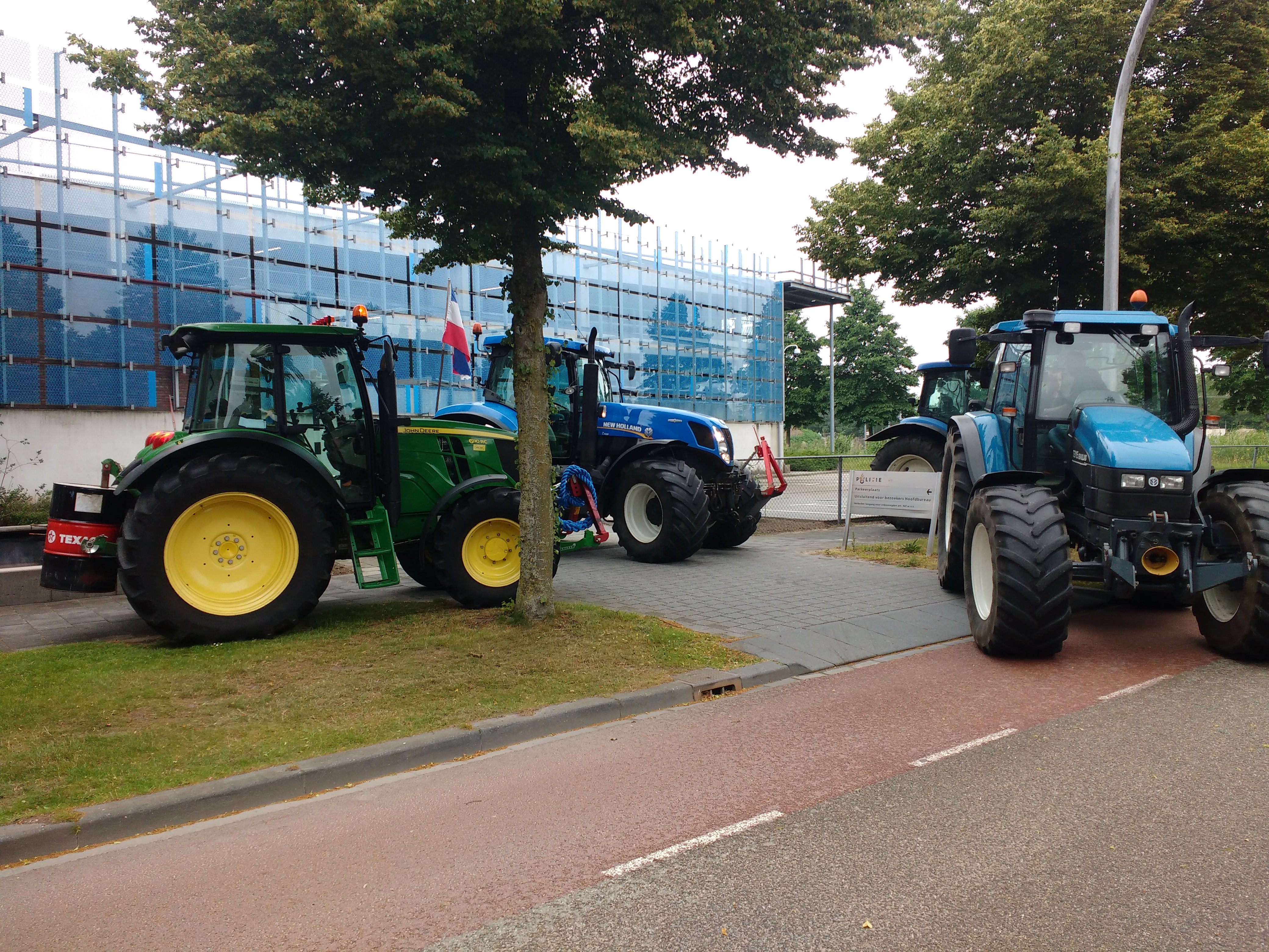 Afgelopen zaterdag, 4 juli, stonden deze tractoren nog bij de parkeerplaats van de politie in Zwolle.